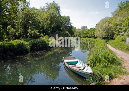 Ruderboot auf der Basingstoke Canal in der Nähe der Ruinen der Krönungsfeierlichkeiten Schloss, Hampshire, UK. Jun 2010 Stockfoto