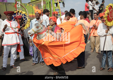 Kachi Ghodi;  Männer stehen im Dummy-Pferd durchführen Ranjasthani tanzen tragen Maratha Kostüm während der Prozession Stockfoto