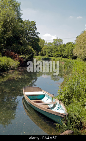 Ruderboot auf der Basingstoke Canal in der Nähe der Ruinen der Krönungsfeierlichkeiten Schloss, Hampshire, UK. Jun 2010 Stockfoto