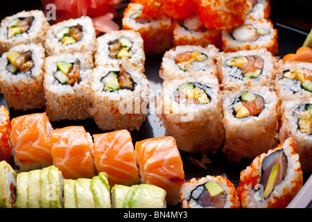 Sushi und Rollen Stockfoto