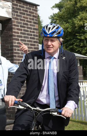 Balfour Beatty London Jugend Spiele 2010; Londoner Bürgermeister Boris Johnson auf dem Fahrrad Stockfoto