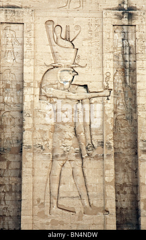 Hieroglyphen und Bas Relief geschnitzt Bild des Falken Gottes Horus in Edfu Tempel, Ägypten Stockfoto