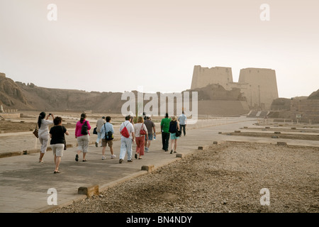 Touristen auf den Tempel des Horus in Edfu, Ägypten Stockfoto