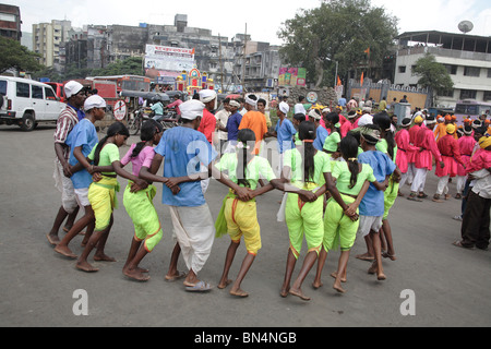 Warli Stammes-Tanz auf der Straße während der religiösen Prozession der Göttin Amba devi Ankunft; Thane; Maharashtra; Indien Stockfoto