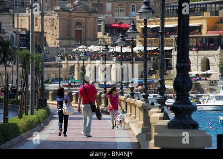 ST. JULIANS, MALTA. Die Promenade am Triq Gorg Borg Olivier von Spinola Bay mit Restaurants und Bars im Hintergrund. 2010. Stockfoto