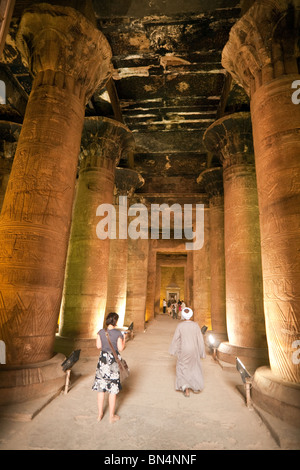 Touristen und Guides in der Säulenhalle, Tempel des Horus in Edfu, Oberägypten Stockfoto