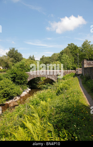 Brücke über den Fluss Cald Beck in der Kirche Sankt Kentigern, Caldbeck, Cumbria Stockfoto