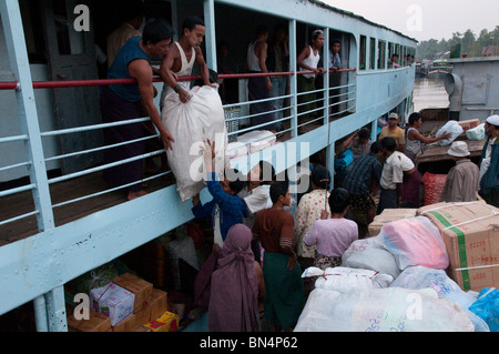 Myanmar. Burma. Kan-Fledermaus-Stadt. Reise mit der öffentlichen Fähre nach Labutta im Ayeryarwadi delta Stockfoto