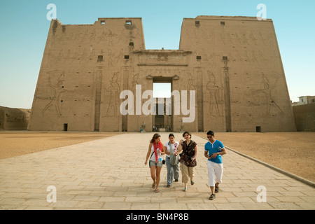 Touristen auf den Tempel des Horus in Edfu, Ägypten Stockfoto