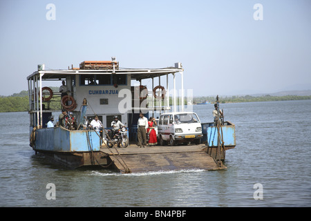 Fähre von Chorao Insel kommend nach Ribander; Dr. Salim Ali Bird Sanctuary im Hintergrund; Goa; Indien Stockfoto