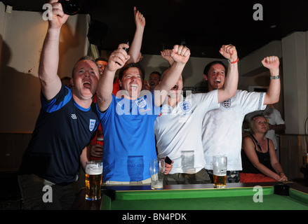 England Fußball-Fans beobachten die WM 2010 in einem Pub Shropshire Stockfoto