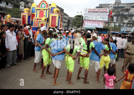 Warli Stammes-Tanz auf der Straße während der religiösen Prozession der Göttin Amba devi Ankunft; Thane; Maharashtra; Indien Stockfoto