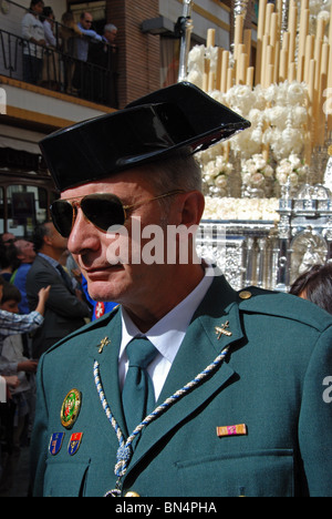 Semana Santa (Karwoche), Guardia Civil Officer, Sevilla, Provinz Sevilla, Andalusien, Südspanien, Westeuropa. Stockfoto