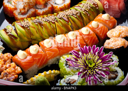 Sushi und Rollen Stockfoto