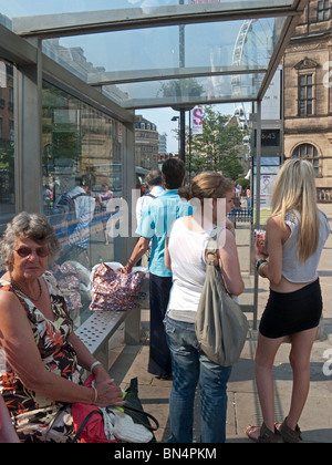 Warten auf einen Bus im Zentrum von Sheffield Stockfoto