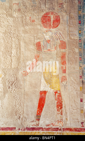 Bas Reliefschnitzen des Sonnengottes Ra, ein unter der Leitung von Falcon Gott mit einer Sonnenscheibe auf dem Kopf; der Tempel der Hatschepsut, Luxor, Ägypten Stockfoto