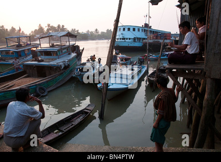 Myanmar. Burma. Kan-Fledermaus-Stadt. Reise mit der öffentlichen Fähre nach Labutta im Ayeryarwadi delta Stockfoto