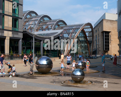 Millennium Square und Wintergärten Sheffield Stockfoto