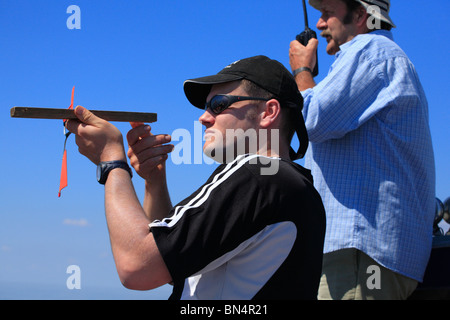 Bewertung der Windrichtung an das Laser 2000 Millennium Series Open treffen auf Snettisham, Norfolk 23.05.2010 vor dem Rennen. Stockfoto