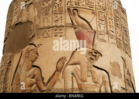 Detail des Schnitzens der ägyptischen Götter Isis und Horus auf eine Spalte, der Tempel des Horus und Sobek, Kom Ombo, Oberägypten Stockfoto