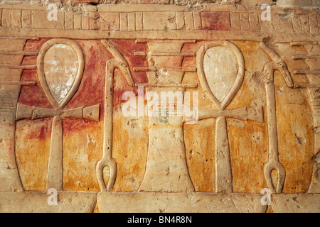 Bas-Reliefs von Ankh, Symbol des Lebens; der Tempel der Hatschepsut, Luxor, Oberägypten Stockfoto