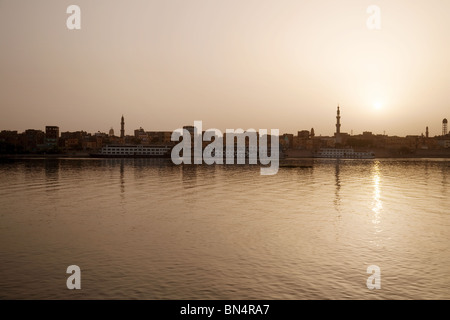 Sonnenuntergang über den Nil in Edfu, Ägypten, Afrika Stockfoto