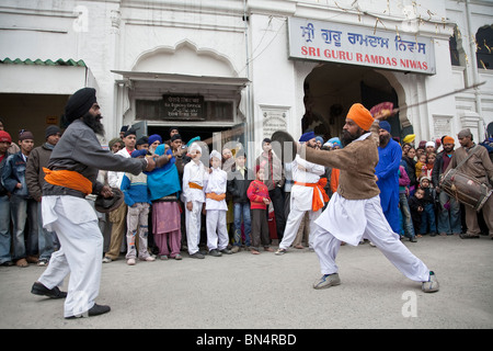 Sikhs Gatka (uralte Kampfkunst) zu spielen. Der Goldene Tempel. Amritsar. Indien Stockfoto