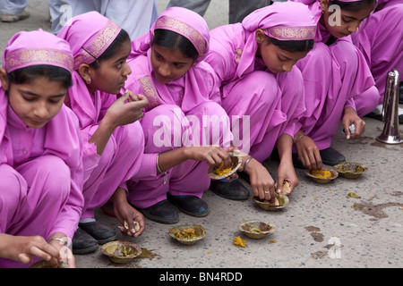 Sikh Mädchen essen Dhal (Linsen Curry). Der Goldene Tempel. Amritsar. Punjab. Indien Stockfoto