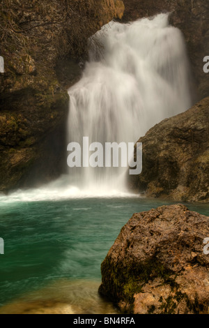 Die 16 Meter hohe Summe Wasserfall in der Vintgar-Schlucht in der Nähe von Bled, Slowenien. Diese Bilder sind HDR, aus drei Aufnahmen erstellt. Stockfoto