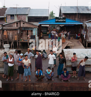 Myanmar. Burma. Kan-Fledermaus-Stadt. Reise mit der öffentlichen Fähre nach Labutta im Ayeryarwadi delta Stockfoto