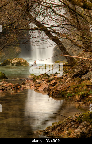 Die 16 Meter hohe Summe Wasserfall in der Vintgar-Schlucht in der Nähe von Bled, Slowenien. Diese Bilder sind HDR, aus drei Aufnahmen erstellt. Stockfoto