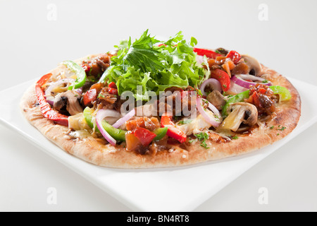 WÜRZIGE AUBERGINEN UND PAPRIKA PIZZA Stockfoto