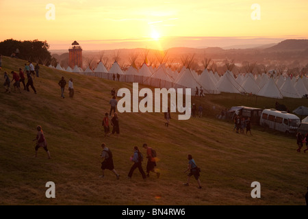 Sonnenuntergang auf dem Glastonbury Festival 2010, schoss aus Pennard Hill auf der Suche Tipi-Feld und der Band-Turm in der Parkanlage. Stockfoto