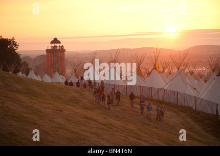 Sonnenuntergang auf dem Glastonbury Festival 2010, schoss aus Pennard Hill auf der Suche Tipi-Feld und der Band-Turm in der Parkanlage. Stockfoto