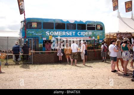 Somerset Cider-Bus auf dem Glastonbury Festival 2010 Stockfoto