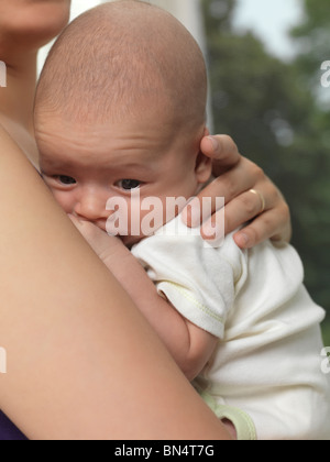 Mutter hält einen sechs Wochen altes süßes Baby junge an ihren Händen