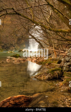 Die 16 Meter hohe Summe Wasserfall in der Vintgar-Schlucht in der Nähe von Bled, Slowenien. Diese Bilder sind HDR, aus drei Aufnahmen erstellt. Stockfoto