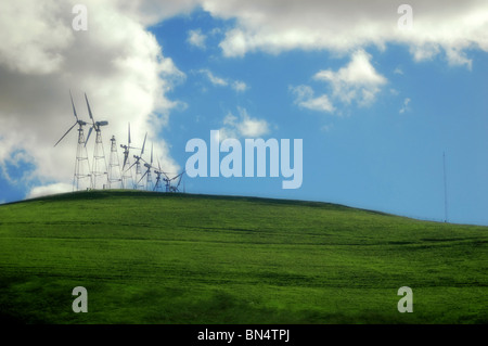 Mehrere Mühlen auf einem Rasen Hügel vor einem blauen Himmel. Verträumt. Stockfoto