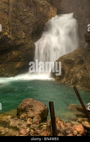 Die 16 Meter hohe Summe Wasserfall in der Vintgar-Schlucht in der Nähe von Bled, Slowenien. Diese Bilder sind HDR, aus drei Aufnahmen erstellt. Stockfoto