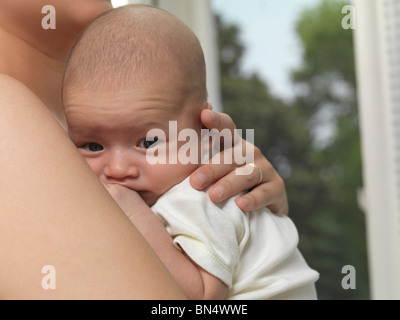 Mutter hält einen sechs Wochen altes süßes Baby junge an ihren Händen Stockfoto