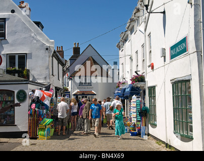 Touristen und Shopper zu Fuß entlang der Quay Street Lymington Hampshire England UK Stockfoto