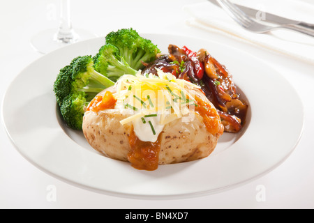 Ofenkartoffel mit Steak und broccoli Stockfoto