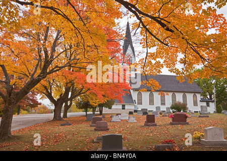 Shawano County, WI Herbst farbige Ahorn Bäume Rahmen die Erlöser lutherischen Kirche in Wittenberg Stockfoto