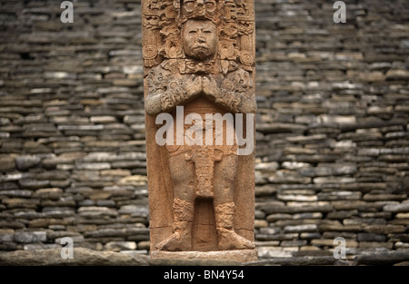 Eine Stele, der König Zots Choj Muan an der alten Maya-Stadt von Tonina, Ocosingo, Chiapas, Mexiko, 19. Februar 2010 darstellt. Stockfoto