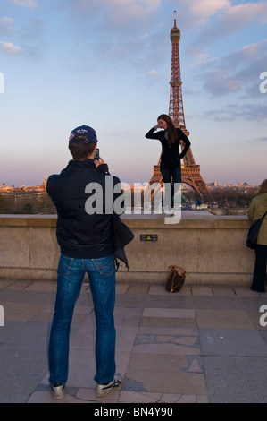 Touristen, die den Eiffelturm besuchen, Blick von Trocadero Plaza, Paris, Frankreich, Mann, der Fotos macht, Blue Jeans Stockfoto