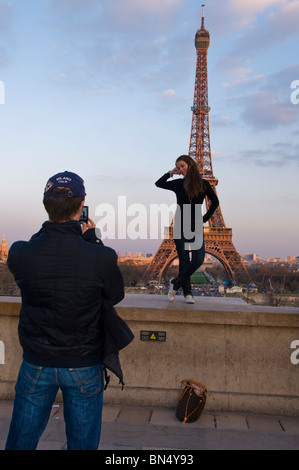 Touristen in der Eiffel-Turm, Ansicht Formular Trocadero Plaza, Paris, Frankreich Stockfoto