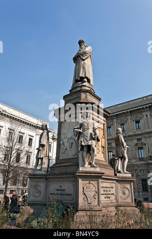 Leonardo Da Vinci Statue in Piazza della Scala Square, Pietro Magni Sculputo, Mailand, Italien Stockfoto