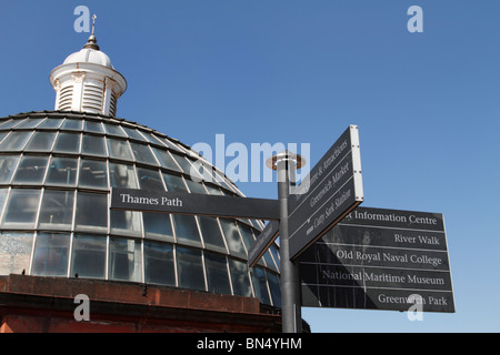 Schilder am Eingang zu den Greenwich foot Tunnel, London Stockfoto