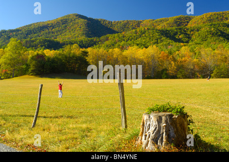 Touristen in Cades Cove in Great Smoky Mountains National Park, Tennessee, USA.  Foto von Darrell Young. Stockfoto