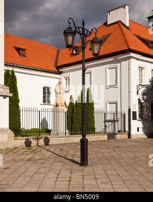 Statue von St. Benedykt außerhalb St. Kazimierz Kirche in neuen von Warschau in Polen Stockfoto